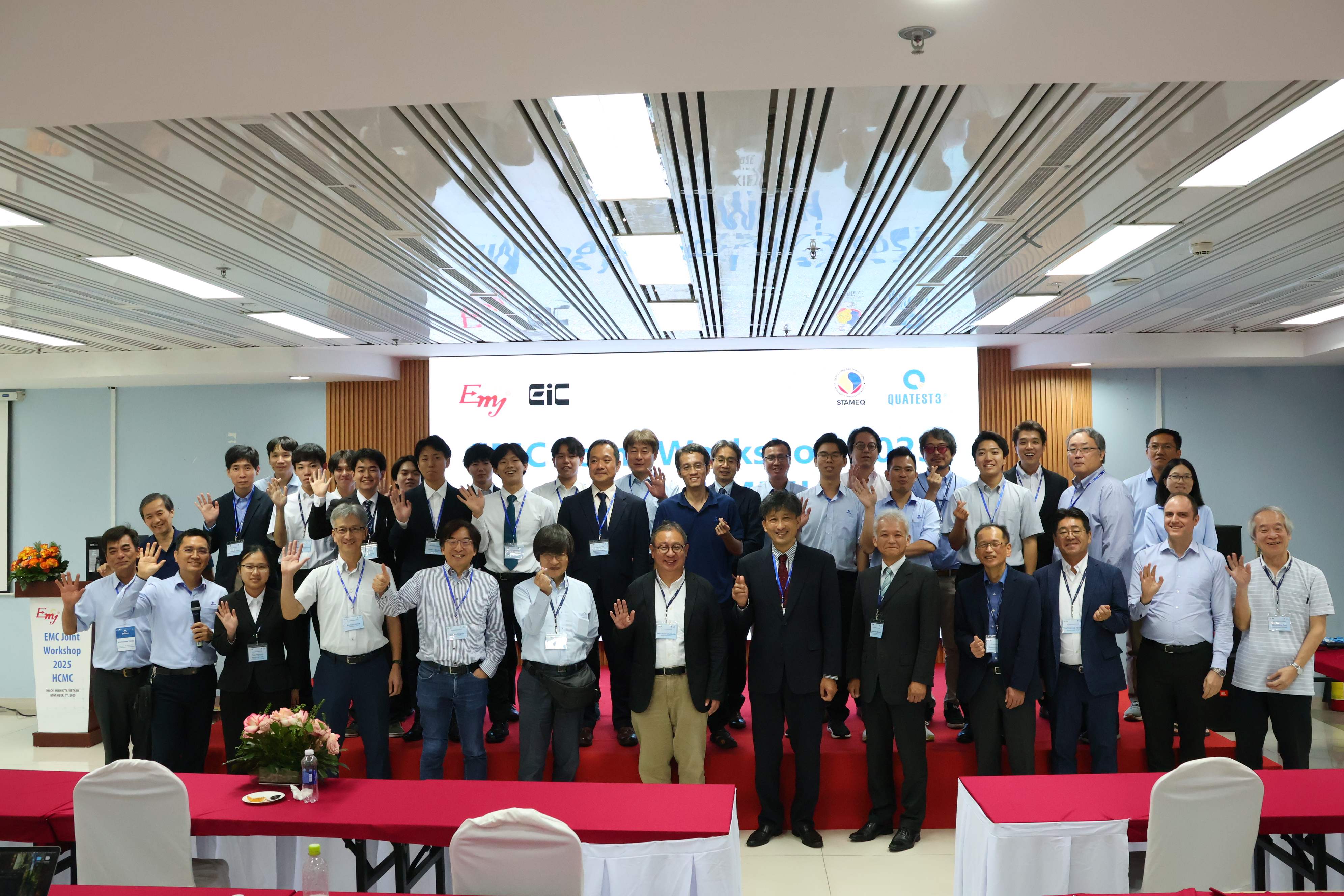 A group of people standing in a roomAI-generated content may be incorrect.